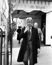 David Bowie en la etapa asociada a Berlín con una estética sobria