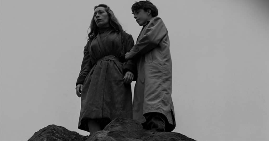 Carmen de Lugo y Bernardo Romero Pereiro sobre las rocas del Salto del Tequendama, en una escena en blanco y negro de La frontera del sueño.