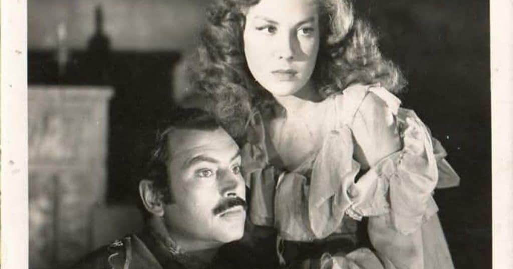 La actriz Alicia Caro junto a Pedro Armendáriz en una escena cinematográfica en blanco y negro.