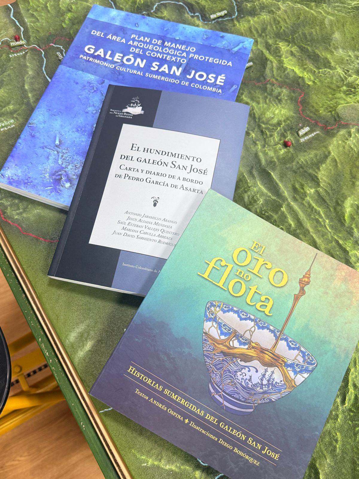 Portada de Tres miradas sobre el galeón San José