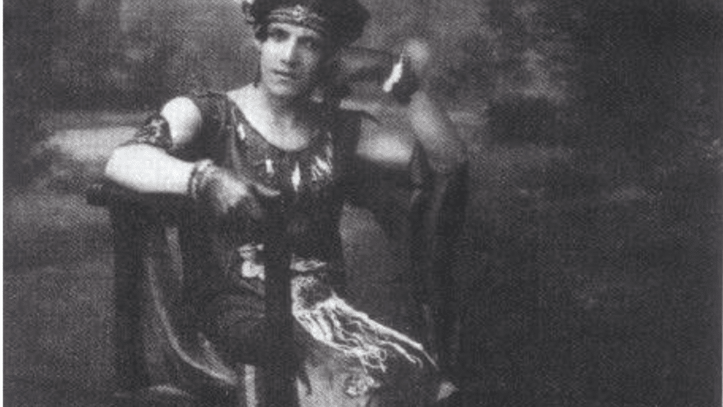 Álvaro Echavarría vestido de mujer, fotografiado por Benjamín de la Calle en 1927