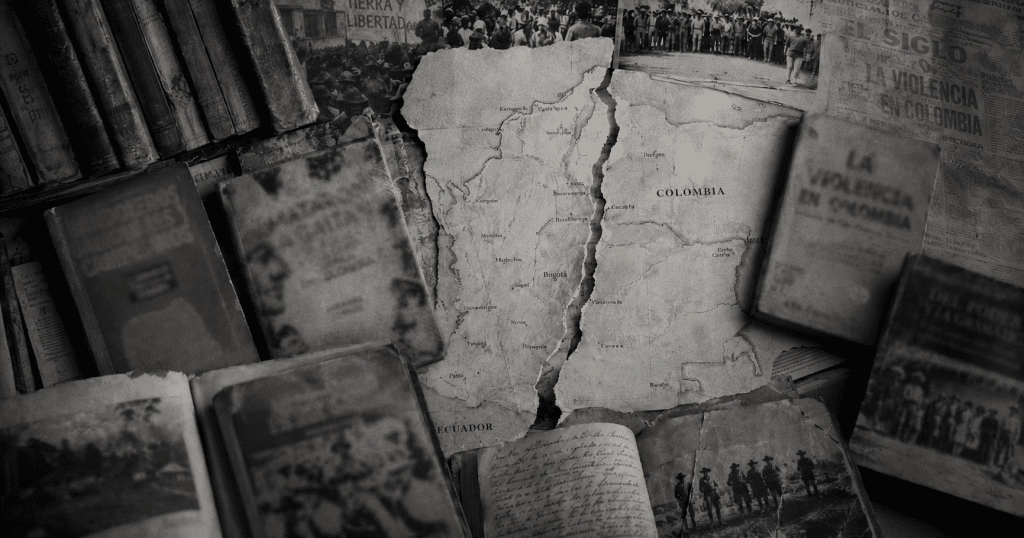 Mapa de Colombia rasgado rodeado de libros antiguos, periódicos y fotografías de archivo sobre la violencia política en Colombia.