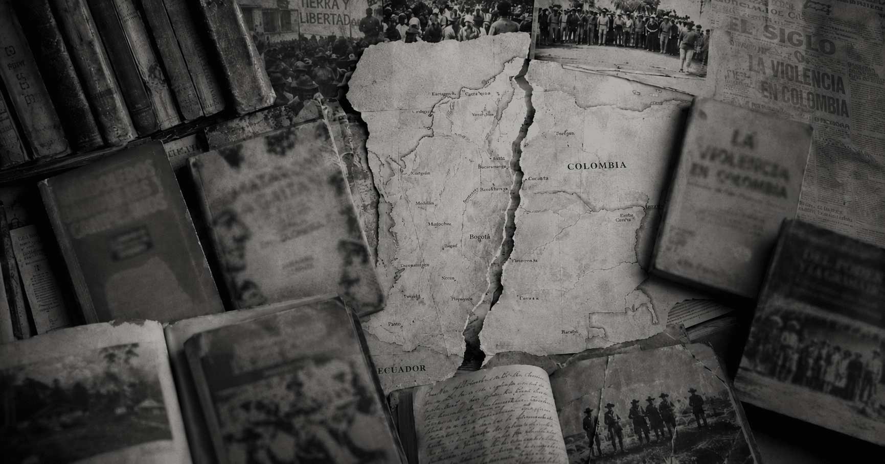 Mapa de Colombia rasgado rodeado de libros antiguos, periódicos y fotografías de archivo sobre la violencia política en Colombia