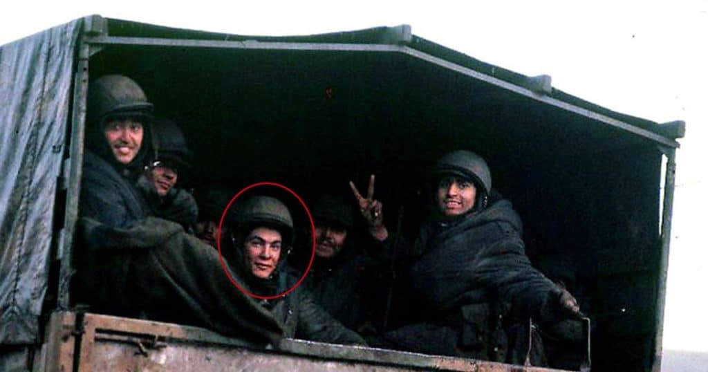 Omar De Felippe, señalado con un círculo rojo, junto a otros soldados argentinos durante la guerra de las Malvinas en 1982.