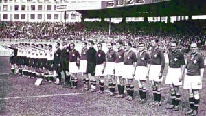Selecciones de Suiza y Alemania formadas antes de un partido del Mundial de 1938, con jugadores alemanes realizando el saludo nazi.