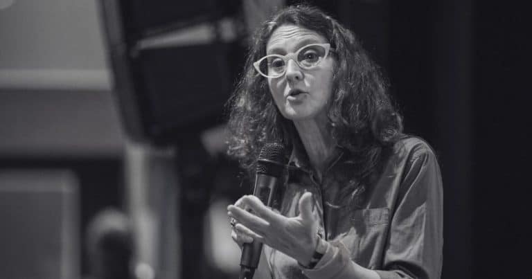 Lucrecia Martel habla con un micrófono durante una conversación pública.