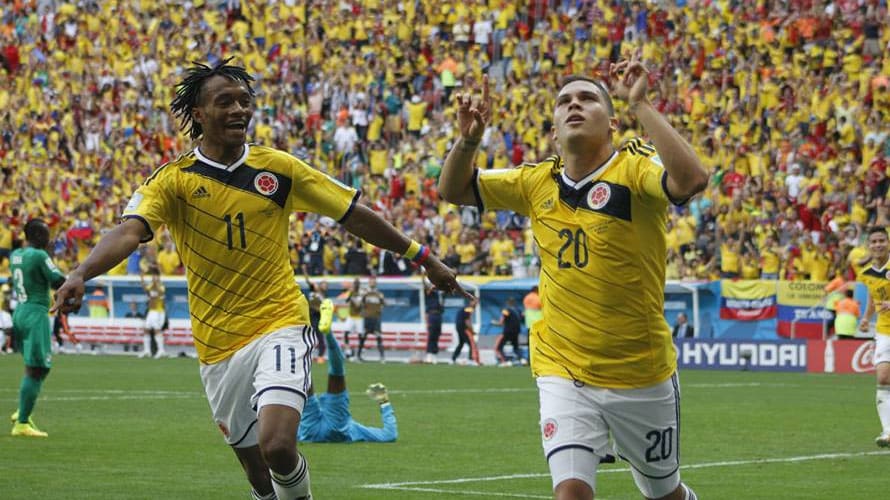 Juan Fernando Quintero celebra su gol ante Costa de Marfil junto a Juan Guillermo Cuadrado en Brasil 2014